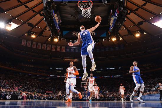 西蒙斯21分8助7板 莫里斯20分6板 76人90-87险胜尼克斯