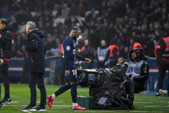 法甲-卡瓦尼200球里程碑内马尔染红 10人巴黎4-3险胜波尔多