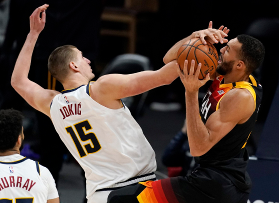 NBA-掘金128-117终结爵士11连胜 约基奇47+12+5 博扬29分 NBA-掘金128-117终结爵士11连胜 约基奇47+12+5 博扬29分