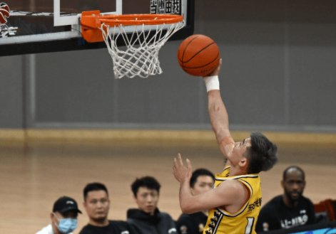 塔比特15分13板9封盖孙铭徽13+13 广厦85-75送四川6连败 塔比特15分13板9封盖孙铭徽13+13 广厦85-75送四川6连败