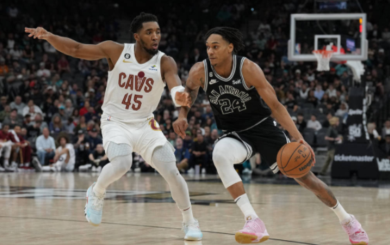 NBA-马刺112-111胜骑士获3连胜 凯尔登21分米切尔回归空砍28分 NBA-马刺112-111胜骑士获3连胜 凯尔登21分米切尔回归空砍28分