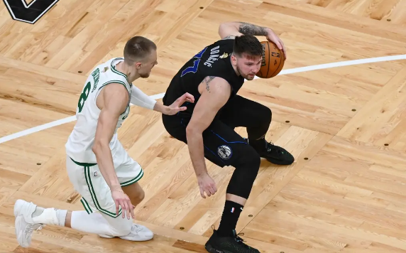 波津复出成奇兵东契奇带伤30+10 绿军轻取独行侠夺开门红 