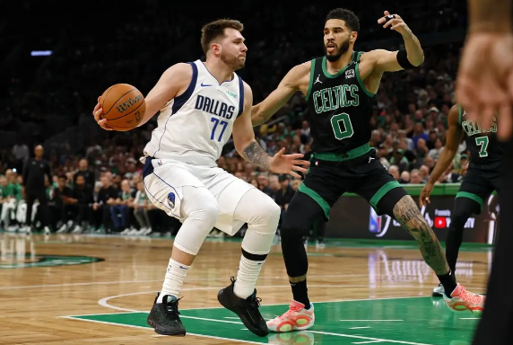 朱哥26+11+0误 东契奇32+11+11 塔图姆22中6 绿军2-0独行侠