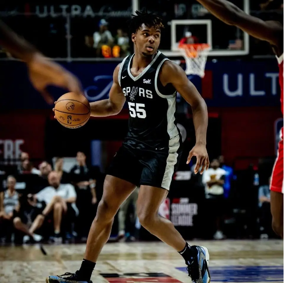 NBA夏联-76人16分大胜马刺，康西尔轰20+5，麦凯恩13中3仅8分 