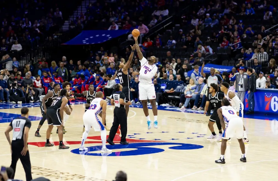 托马斯17分恩比德乔治缺阵 崔永熙未出场 76人胜篮网