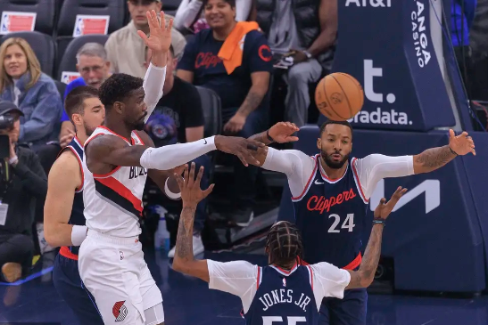 艾顿制胜抢断 哈登关键发球失误 开拓者106-105结束对快船9连败