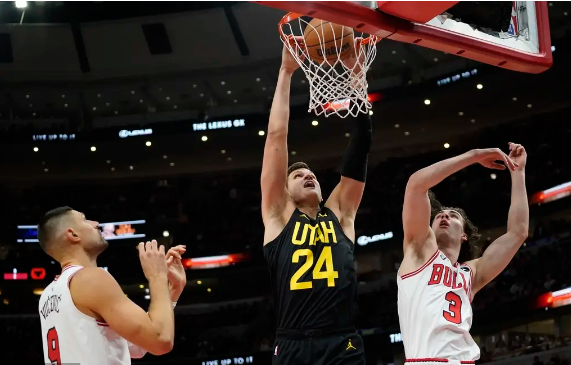 乔治33+9 科林斯28+13 科比-怀特28分 爵士力克公牛拿到首胜