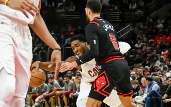 米切尔36+8 莫布里两双 拉文26分 骑士力擒公牛豪取12连胜