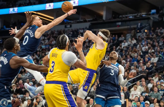 浓眉23+11 詹姆斯缺阵 爱德华兹23+6 湖人不敌森林狼近5战4负