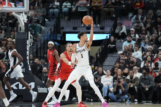 文班30+7+10盖帽 保罗6+9 夏普25分 马刺击退开拓者