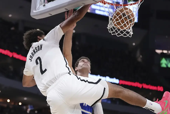 卡梅隆-约翰逊29分 利字继续缺阵 篮网三人20+逆转胜雄鹿