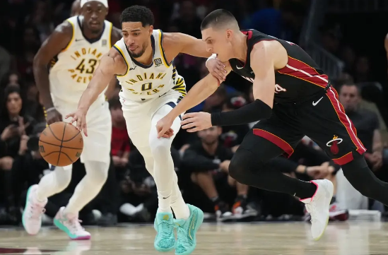 哈利伯顿33+15 阿德巴约20+8 巴特勒6投仅9分 步行者扑灭热火