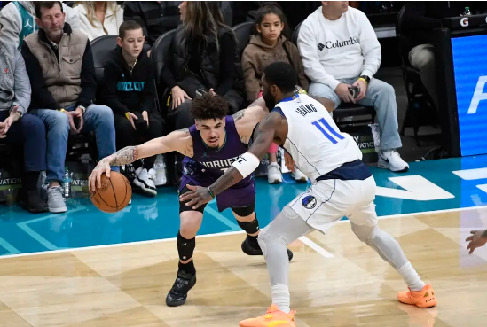 欧文33分 加福德31+15+7帽 鲍尔23+7+9 独行侠不敌黄蜂