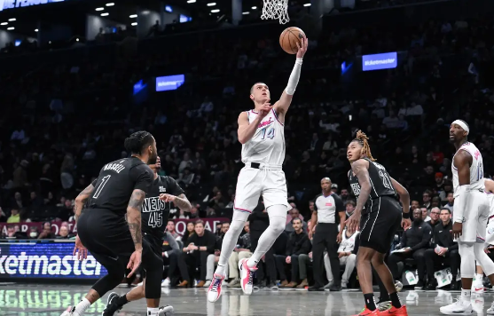 希罗25+8 阿德巴约17+16 拉塞尔22+6 热火送篮网6连败