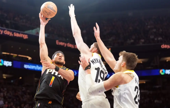 布克47+11马卡20分 阿伦关键三分太阳加时135-127胜爵士