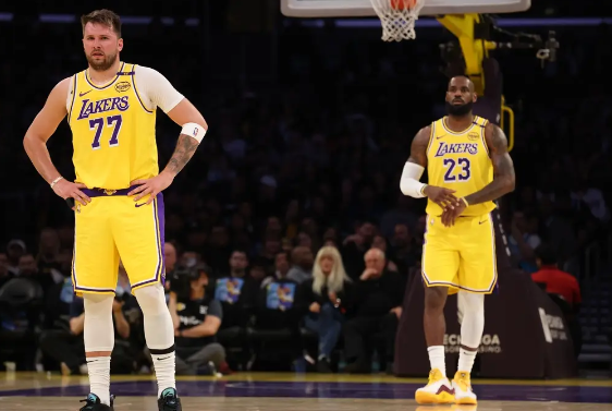 老詹26+11+7东契奇手感冰凉 黄蜂爆冷100-97险胜湖人