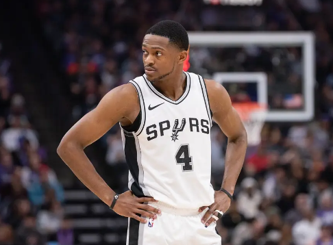 拉文36分 德罗赞22+9+7 福克斯17投16分 国王轻取马刺