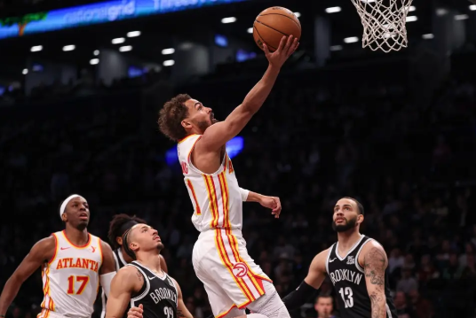 C-约翰逊28+7 杨28+6+12 奥孔武21+15 篮网击退老鹰止三连败