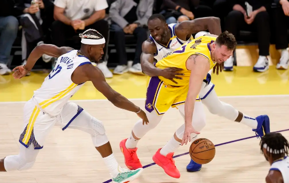 库里37+6 波杰姆28+8+6 詹姆斯33+5+9 勇士拒绝横扫力克湖人