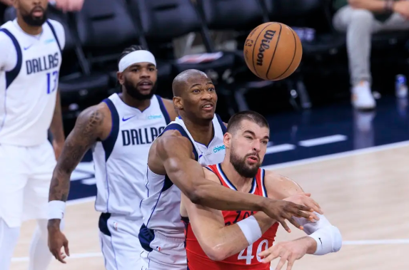 小卡20+6祖巴茨14+13 浓眉缺阵快船114-91大胜独行侠