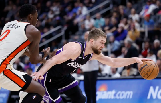 德罗赞37分 拉文43分 小萨三双 康宁汉姆35+5 国王力克活塞