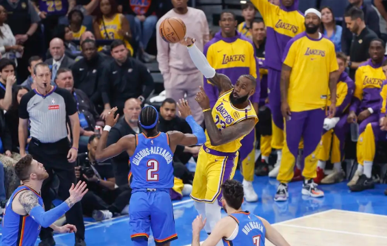 SGA42+6+6 詹姆斯28+7 东契奇23分遭逐 湖人末节崩盘不敌雷霆