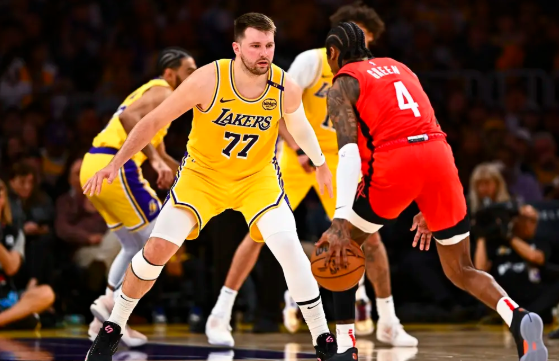 东契奇39+8+7 白魔生涯新高34分 湖人轻取残阵火箭锁西部第3