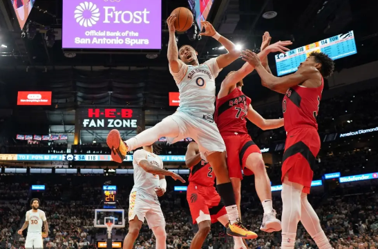 卡斯尔20+8+6 保罗全勤 S-巴恩斯35+11+8 马刺22分大逆转猛龙