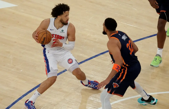 CC33+12 施罗德关键三分 布伦森37+7 活塞险胜尼克斯扳成1-1