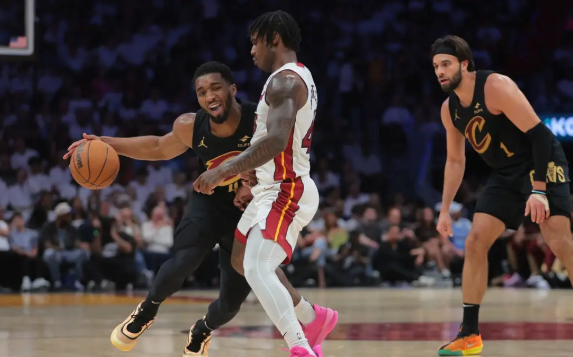 米切尔22+5 希罗10中1 骑士狂胜55分横扫热火晋级次轮